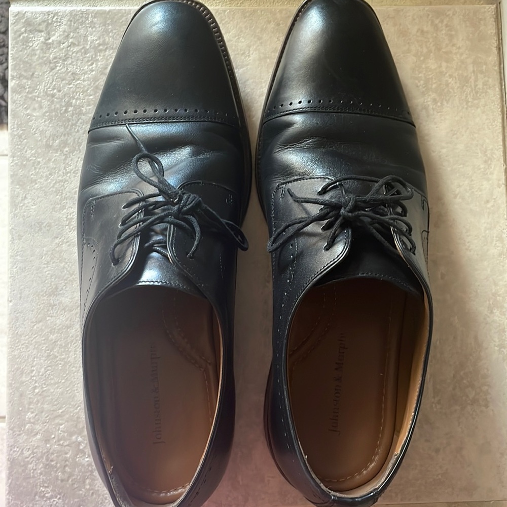 Mens size 10 Johnston and Murphy lace up shoes